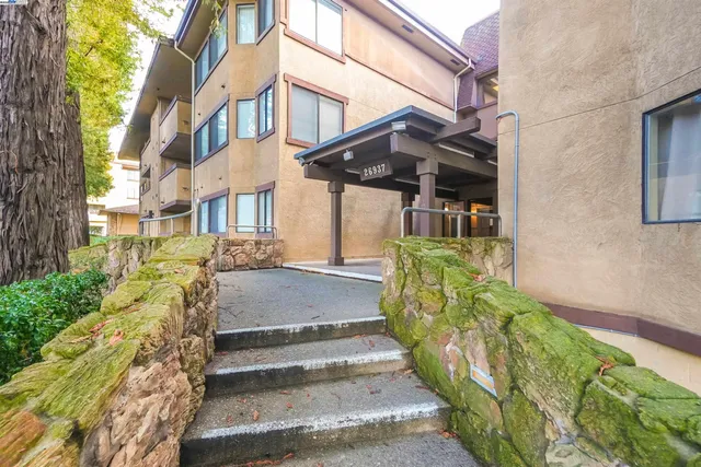 a view of a pathway of a house