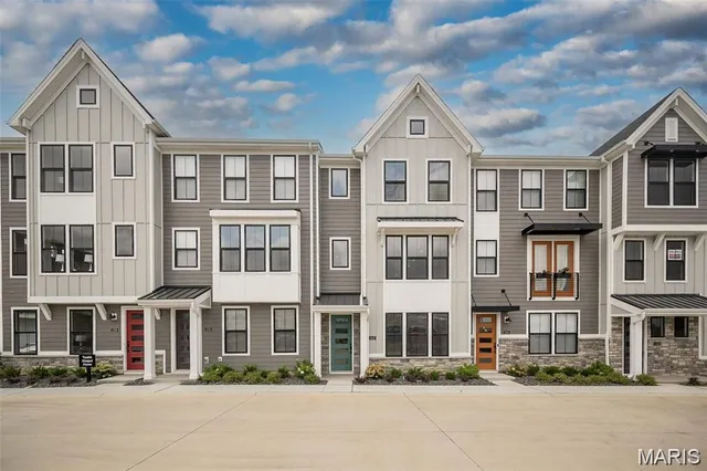 $575,900 | 1347 West Gtwy Heights, Richmond Heights, MO 63144