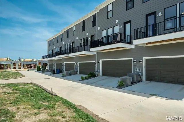$575,900 | 1347 West Gtwy Heights, Unit 53603, Richmond Heights, MO 63144