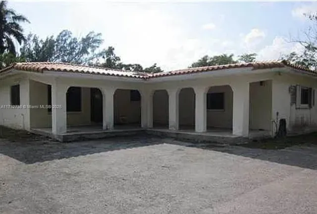 a view of house with a yard