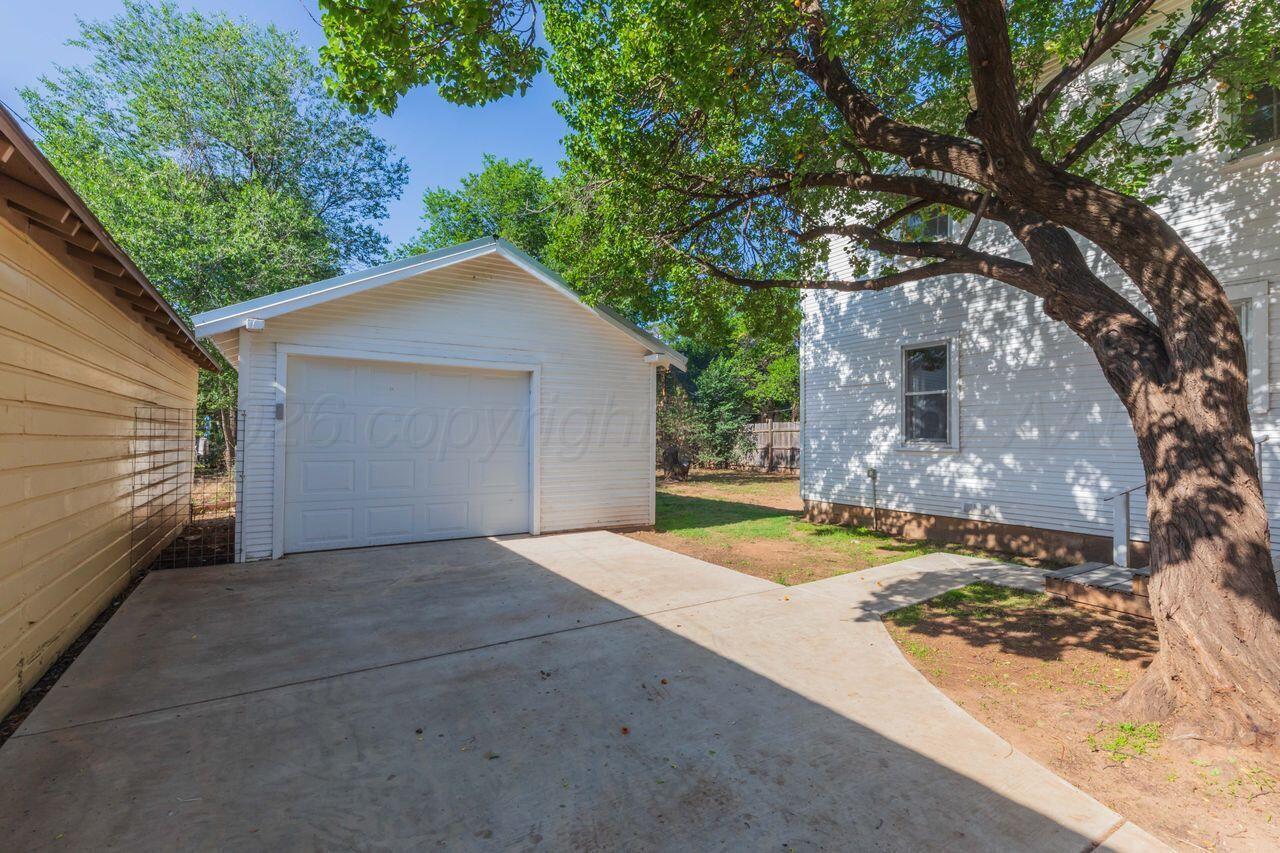 3713 Line Avenue Amarillo, TX 79106 - Photo 3 of 30 3713 line - garage