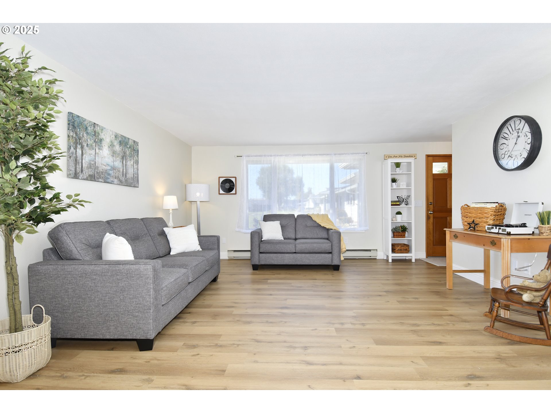 626 Northeast Fleming Avenue, Unit B63 Gresham, OR 97030 - Photo 16 of 45 a living room with furniture and a large mirror
