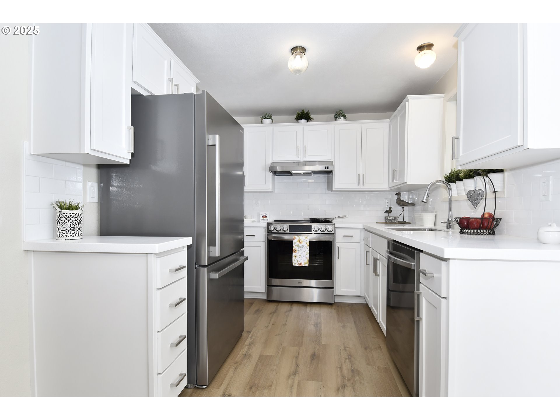 626 Northeast Fleming Avenue, Unit B63 Gresham, OR 97030 - Photo 20 of 45 a kitchen with stainless steel appliances a refrigerator sink and stove