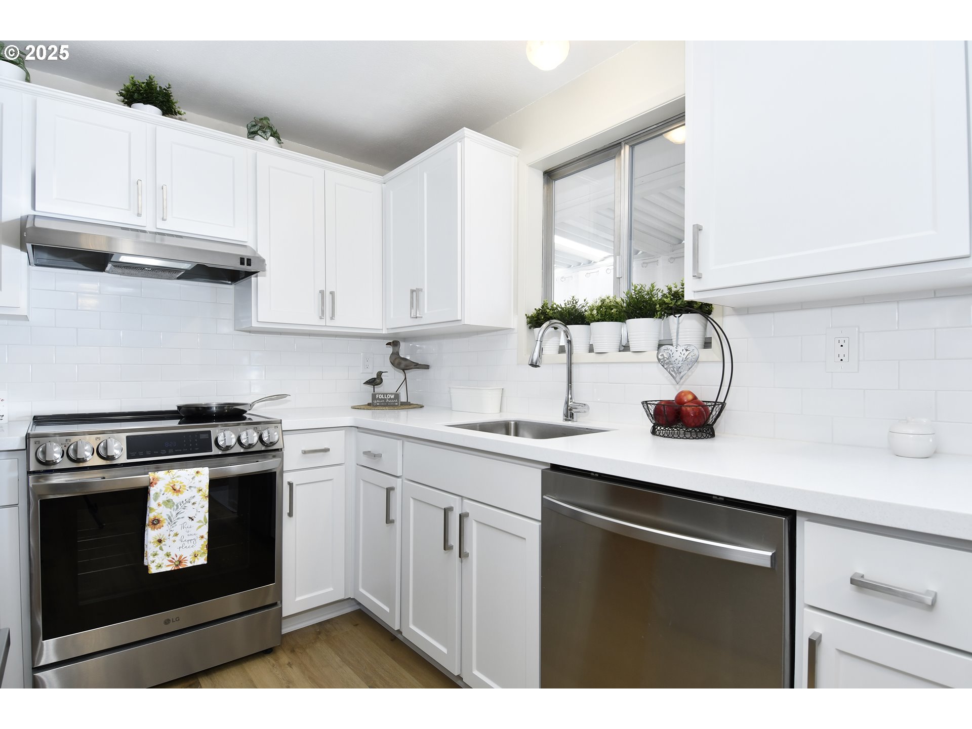 626 Northeast Fleming Avenue, Unit B63 Gresham, OR 97030 - Photo 22 of 45 a kitchen with appliances cabinets and a sink