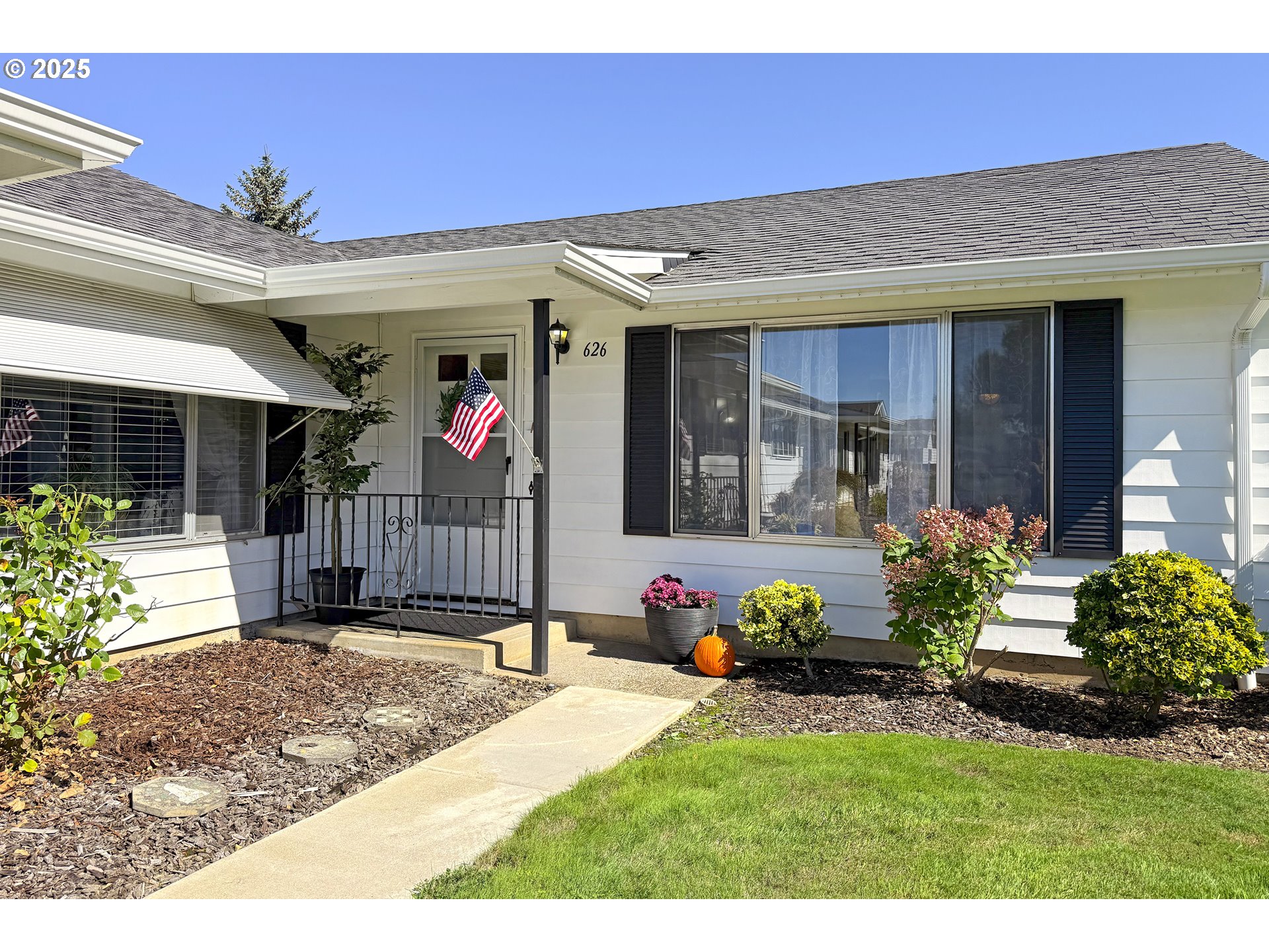 626 Northeast Fleming Avenue, Unit B63 Gresham, OR 97030 - Photo 43 of 45 a view of a porch with a table and chairs