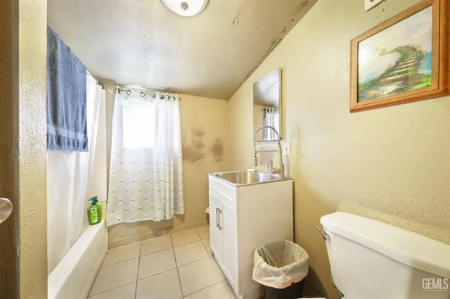 a view of a workspace with furniture