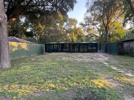 a view of a backyard