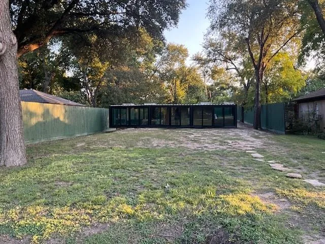 a view of a backyard