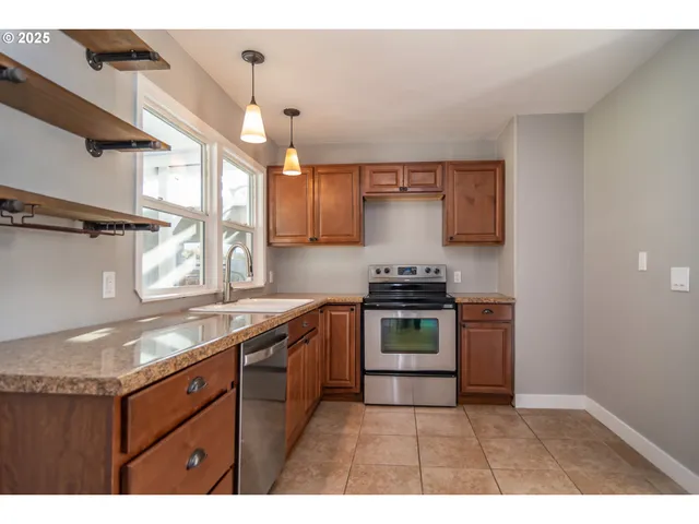 $279,900 | 1551 Northeast Morris Street, Roseburg, OR 97470