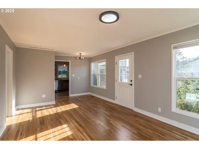 $279,900 | 1551 Northeast Morris Street, Roseburg, OR 97470