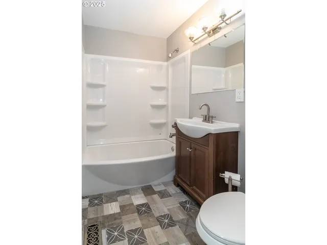 $279,900 | 1551 Northeast Morris Street, Roseburg, OR 97470