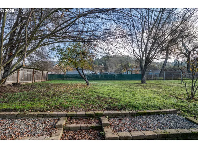 $279,900 | 1551 Northeast Morris Street, Roseburg, OR 97470