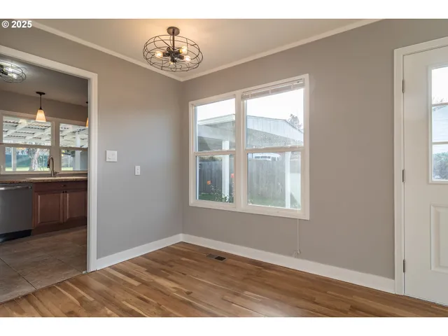 $279,900 | 1551 Northeast Morris Street, Roseburg, OR 97470