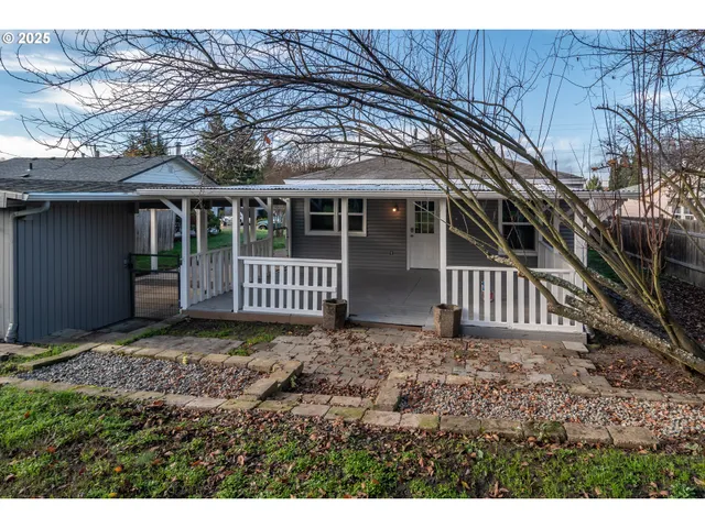 $279,900 | 1551 Northeast Morris Street, Roseburg, OR 97470