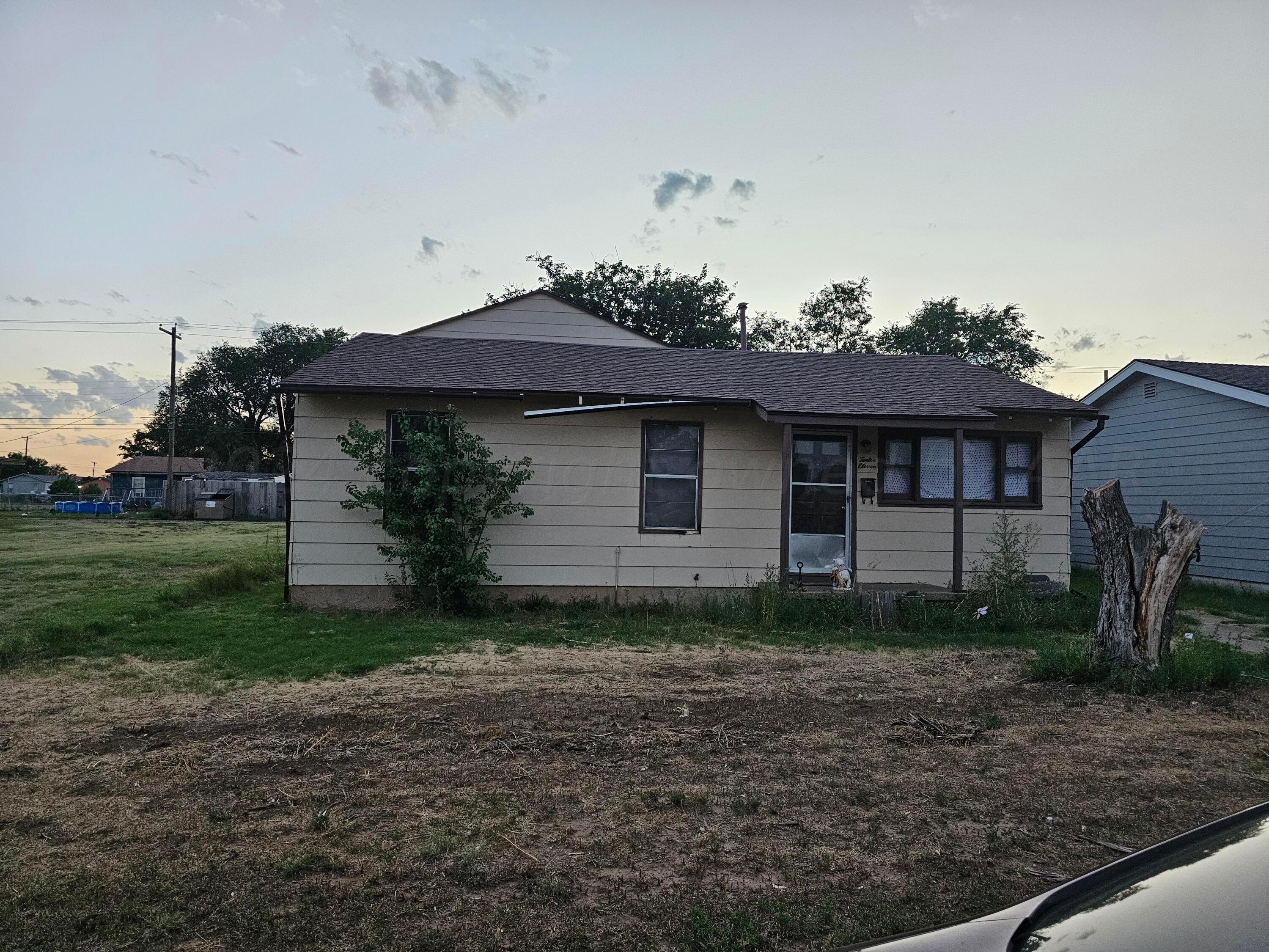 1211 North Apache Street Amarillo, TX 79107 - Photo 2 of 10 a front view of a house with garden