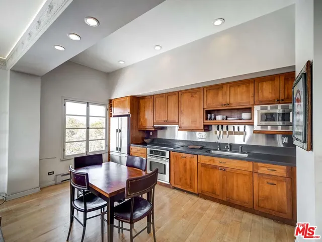 $3,950 | 109 North Sycamore Avenue, Unit 505, Los Angeles, CA 90036