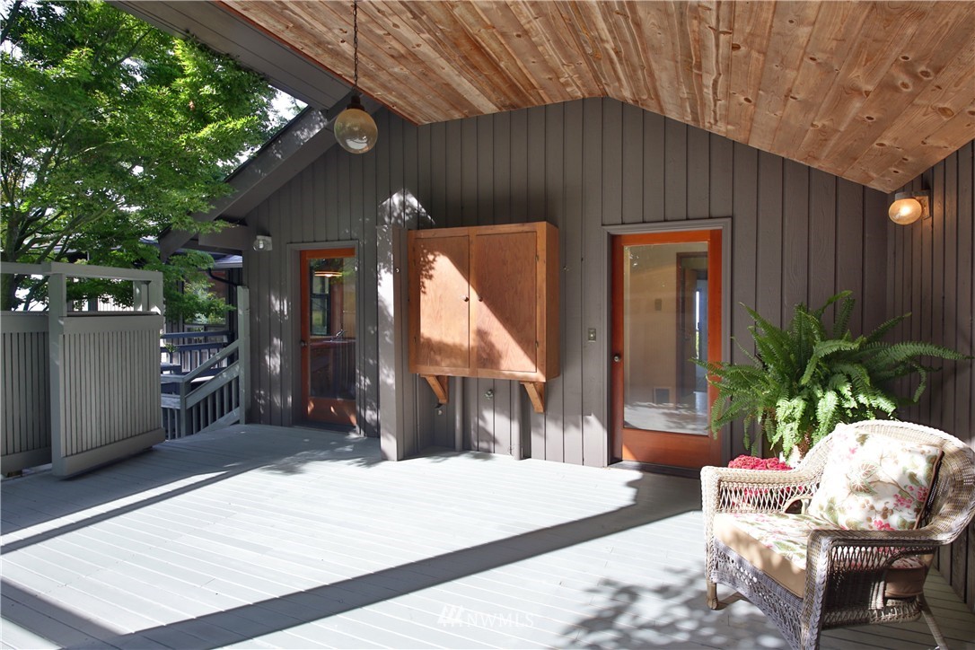 6924 Sills Road Clinton, WA 98236 - Photo 20 of 25 a backyard of a house with seating space