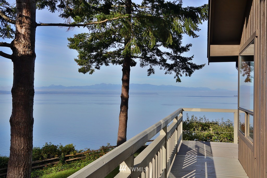 6924 Sills Road Clinton, WA 98236 - Photo 4 of 25 a view of a flower in front of a house