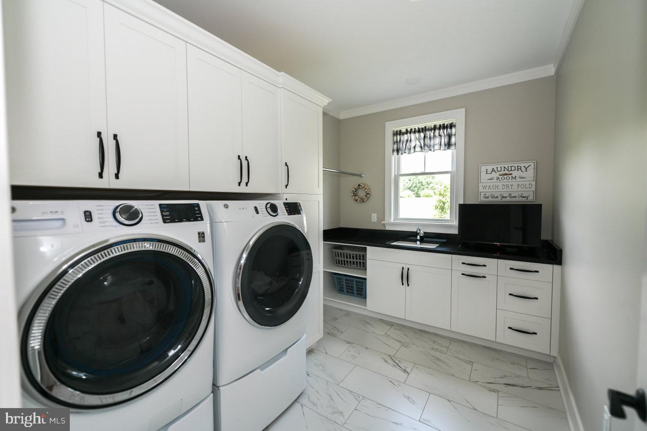 7091 Schoolhouse Road Hershey, PA 17033 - Photo 18 of 37 a living room with stainless steel appliances granite countertop a washer and dryer