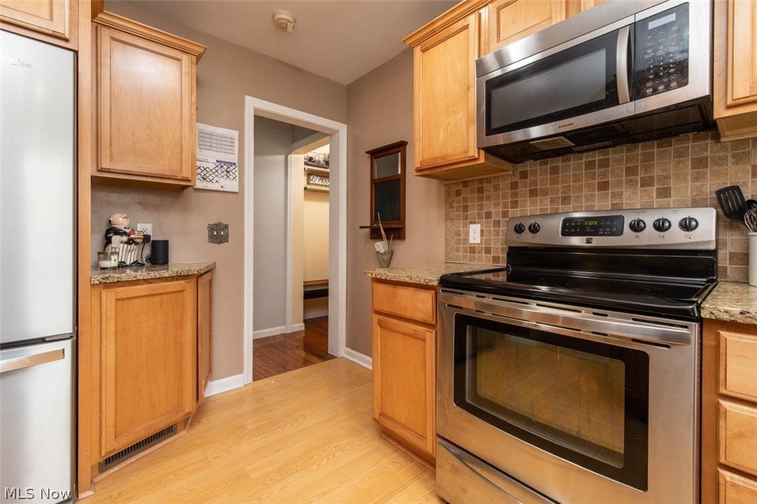 4970 Lander Road Chagrin Falls, OH 44022 - Photo 11 of 28 Incredible Newer Kitchen with Kraftmaid Cabinets, Granite Counter Tops, Tile Backsplash, New Stainless Steel Refrigerator in 2019 and Dishwasher in 2018