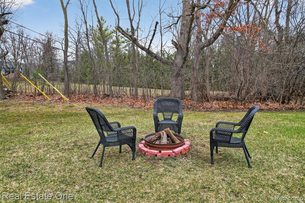 28491 Bayberry Road Farmington Hills, MI 48331 - Photo 32 of 37