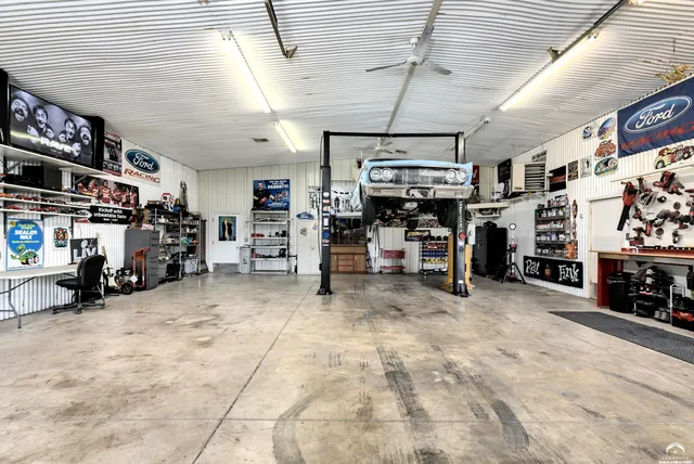 $1,250,000 | 32543 West 95th Street, De Soto, KS 66018