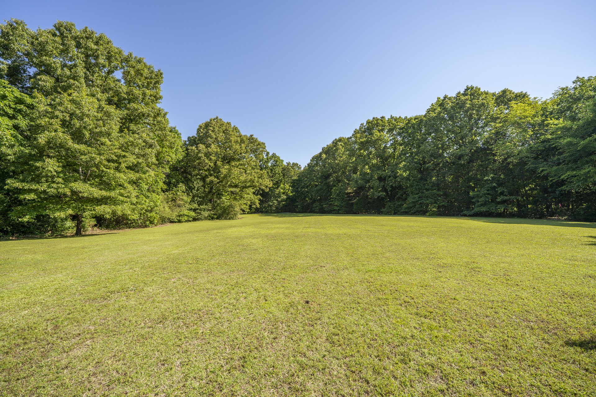1125 Clifft Road Bolivar, TN 38008 - Photo 66 of 78 a view of an ocean and a yard