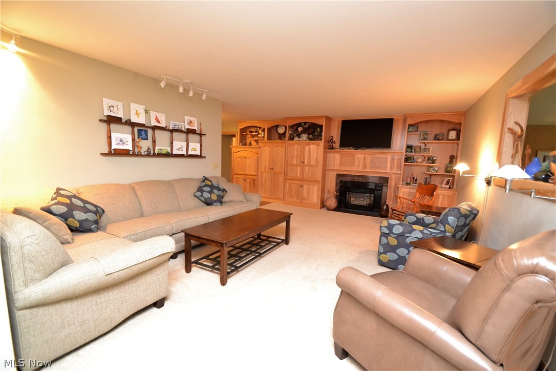 2737 Glenmont Road Northwest Canton, OH 44708 - Photo 11 of 33 Beautiful family room