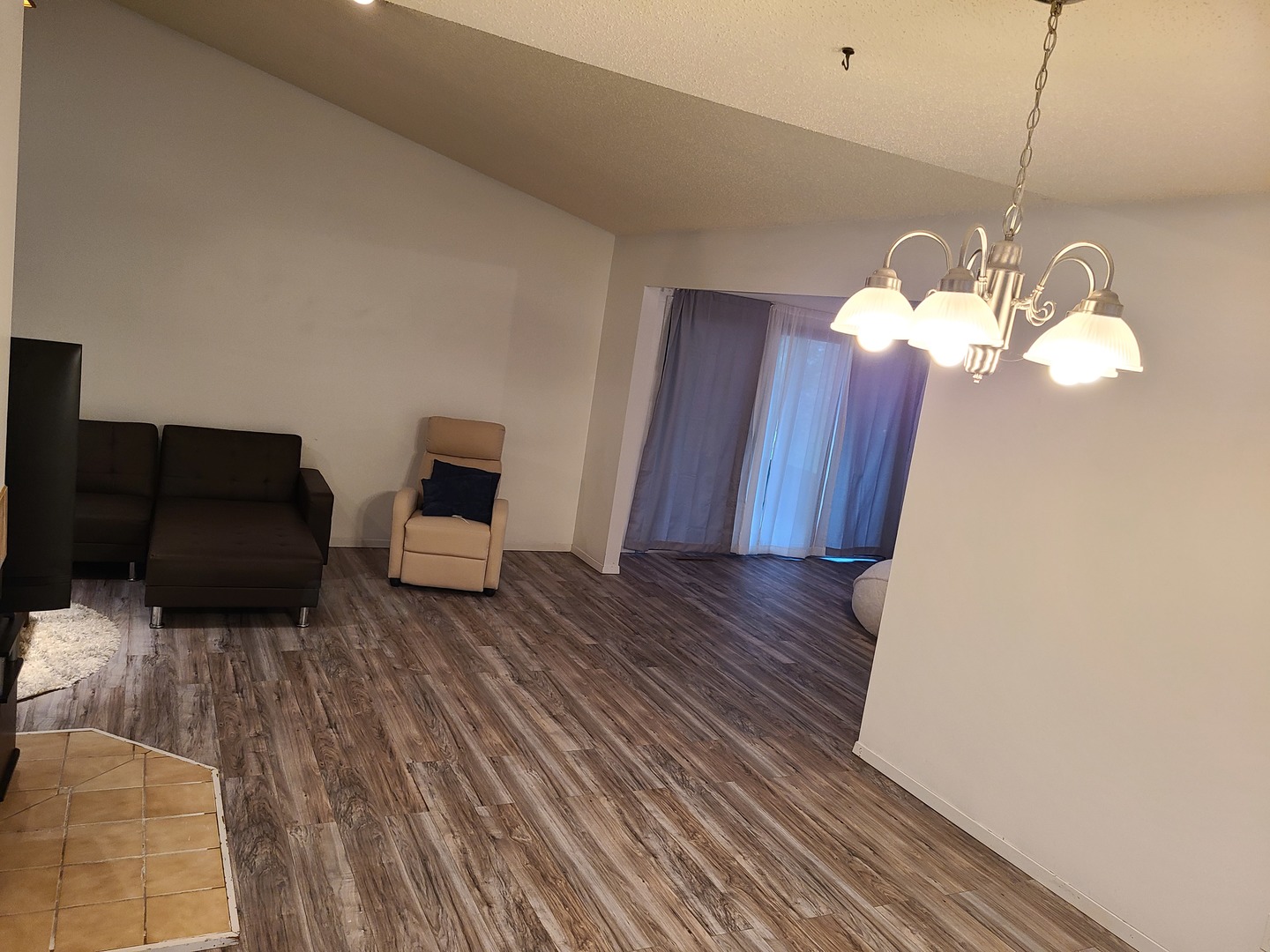 2001 Eagle Ridge Court, Unit A Urbana, IL 61802 - Photo 4 of 30 a living room with furniture and wooden floor