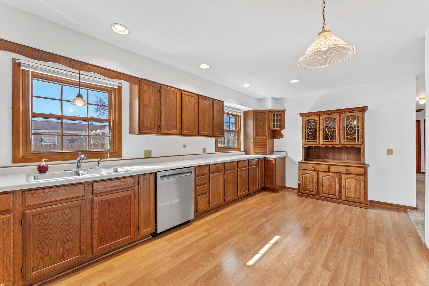 402 Modern Reedsburg, WI 53959 - Photo 3 of 35