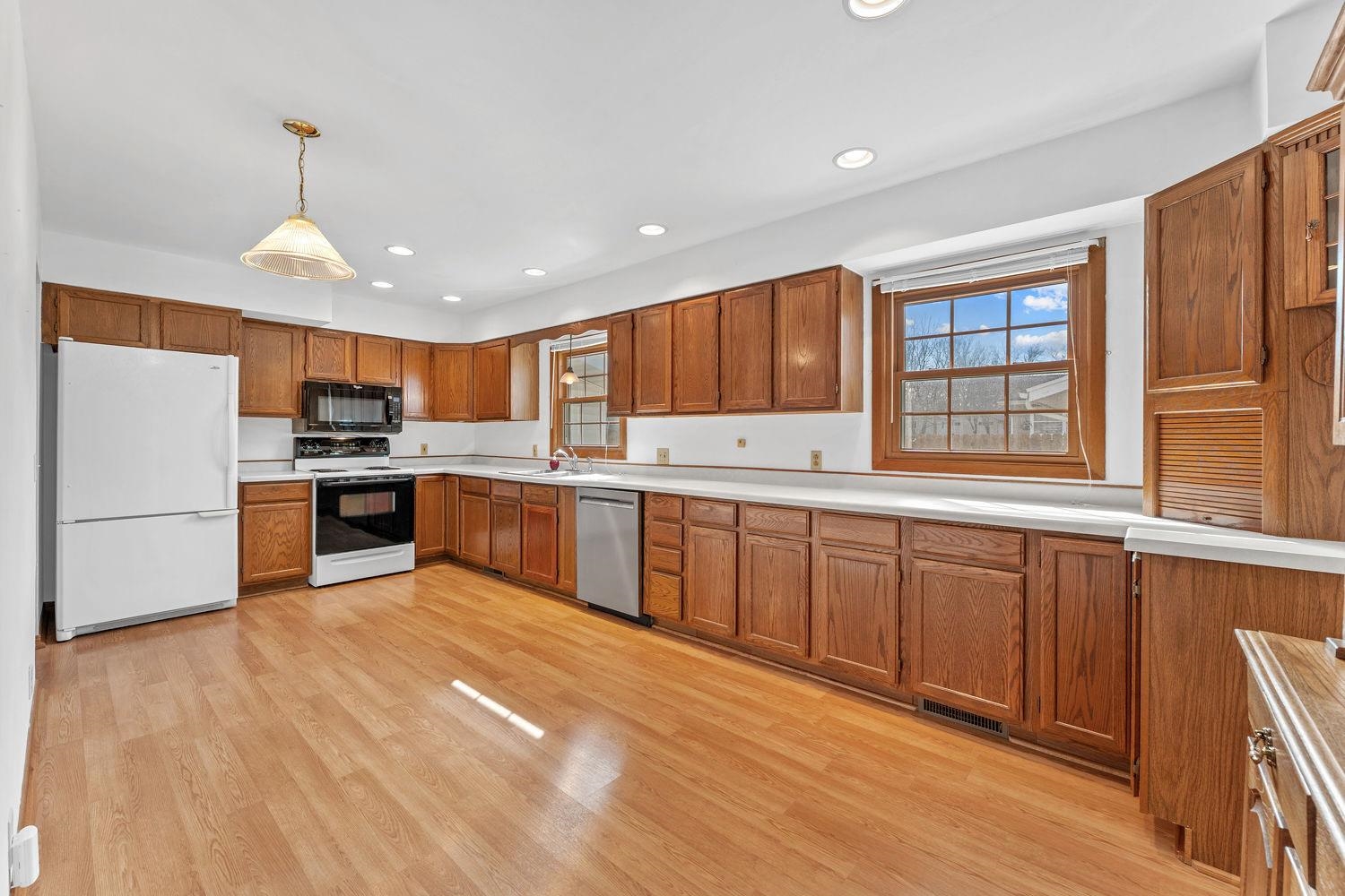 402 Modern Reedsburg, WI 53959 - Photo 4 of 35