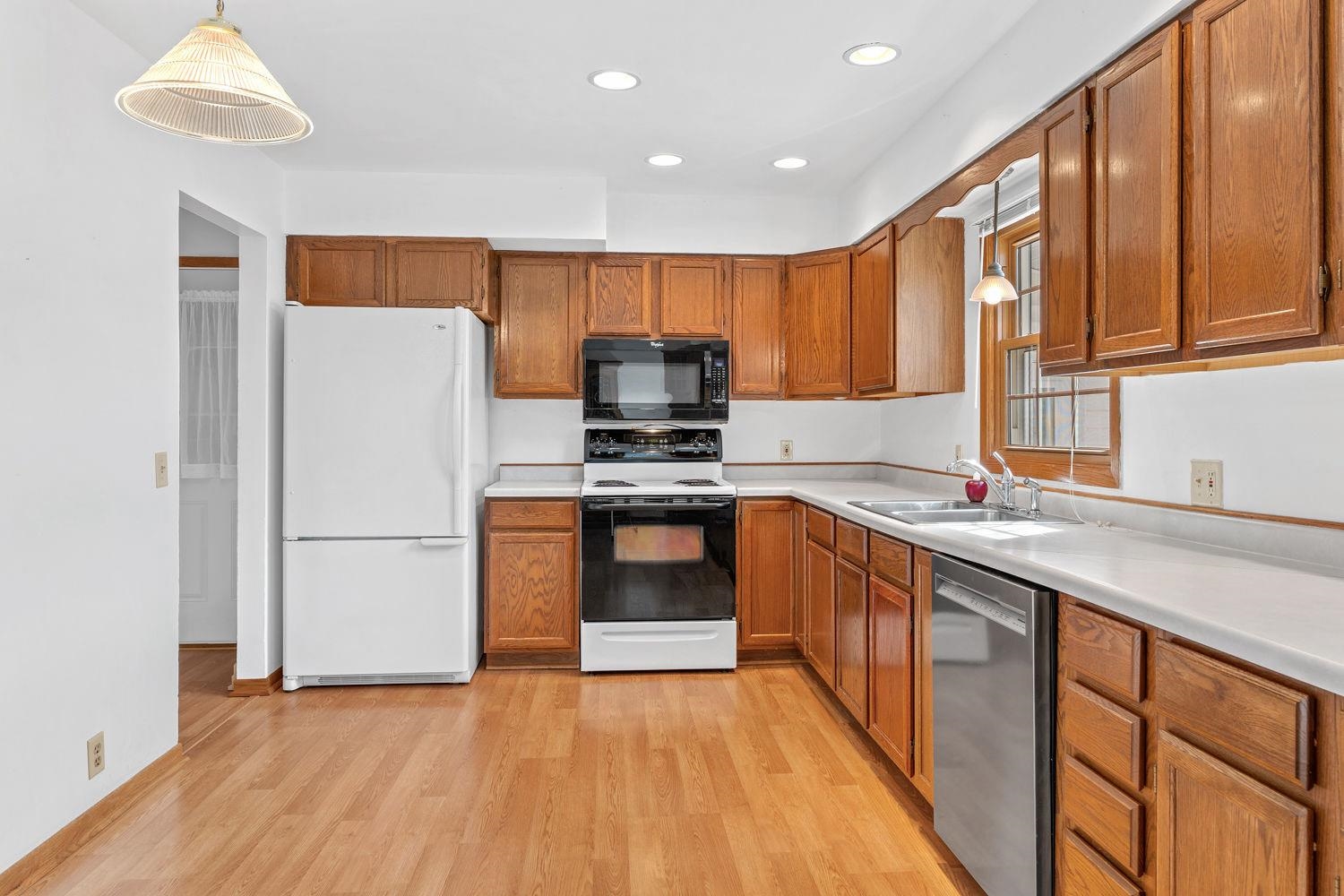 402 Modern Reedsburg, WI 53959 - Photo 6 of 35