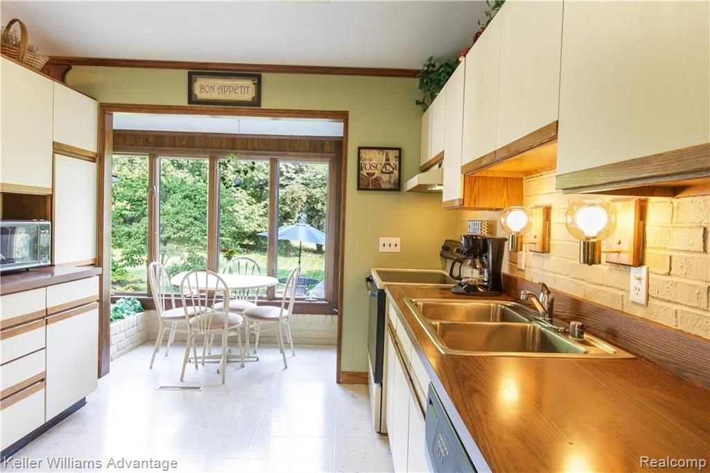 36508 West Lyman Road Farmington Hills, MI 48331 - Photo 13 of 63