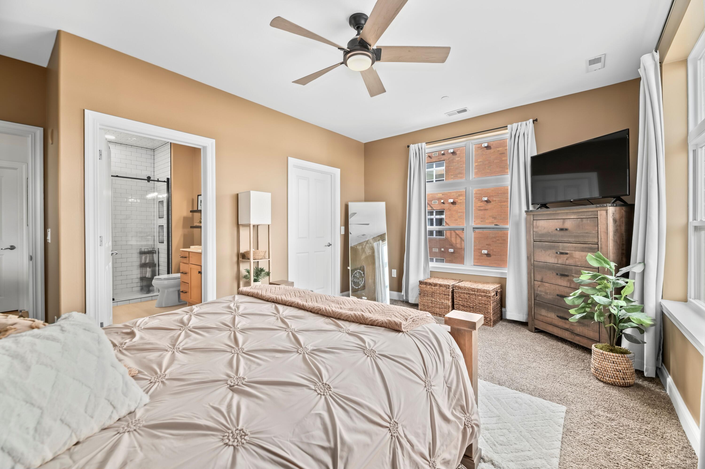 1915 North Water Street, Unit 303 Milwaukee, WI 53202 - Photo 17 of 44 DSC_4542