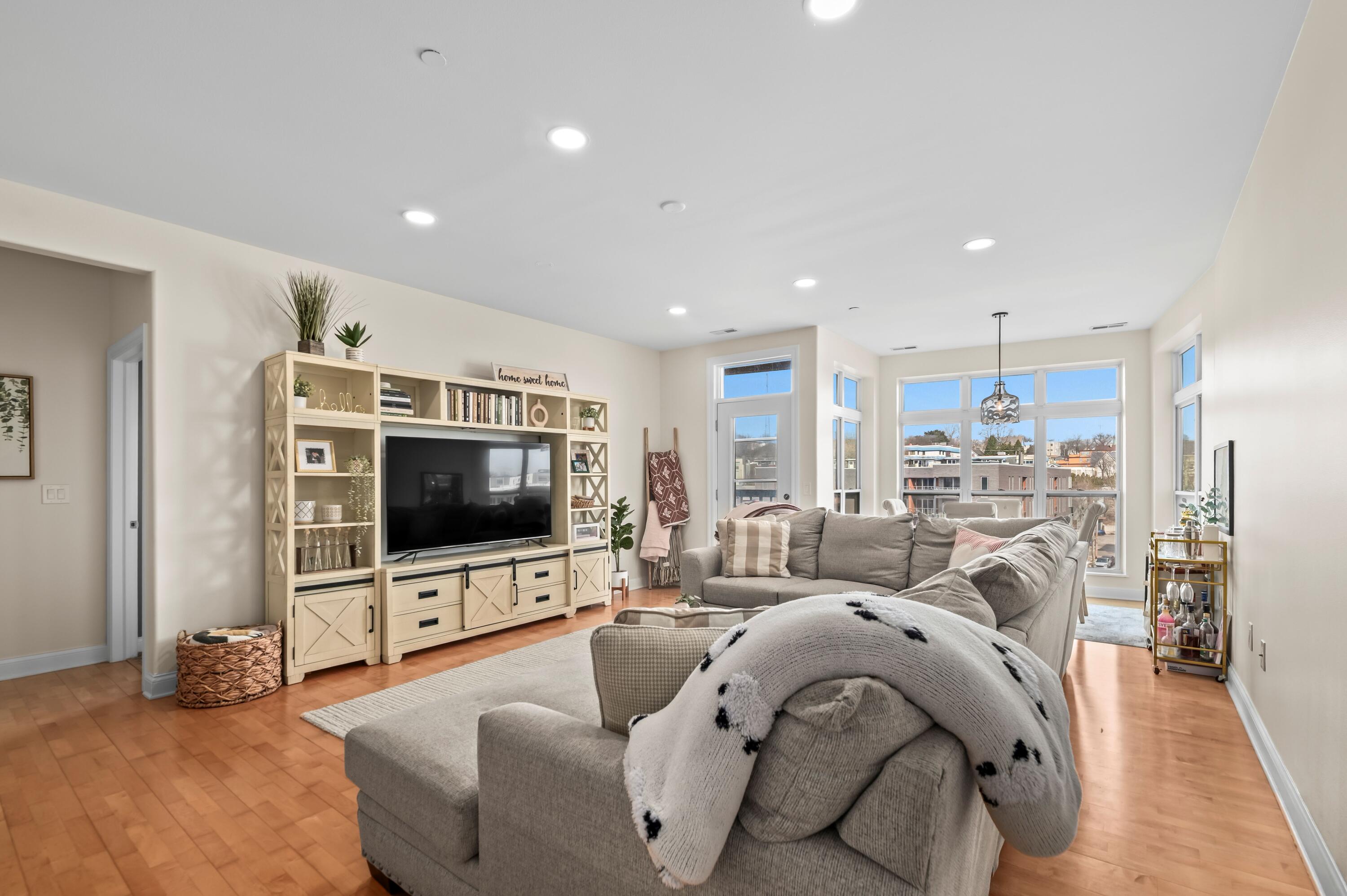 1915 North Water Street, Unit 303 Milwaukee, WI 53202 - Photo 5 of 44 DSC_4405