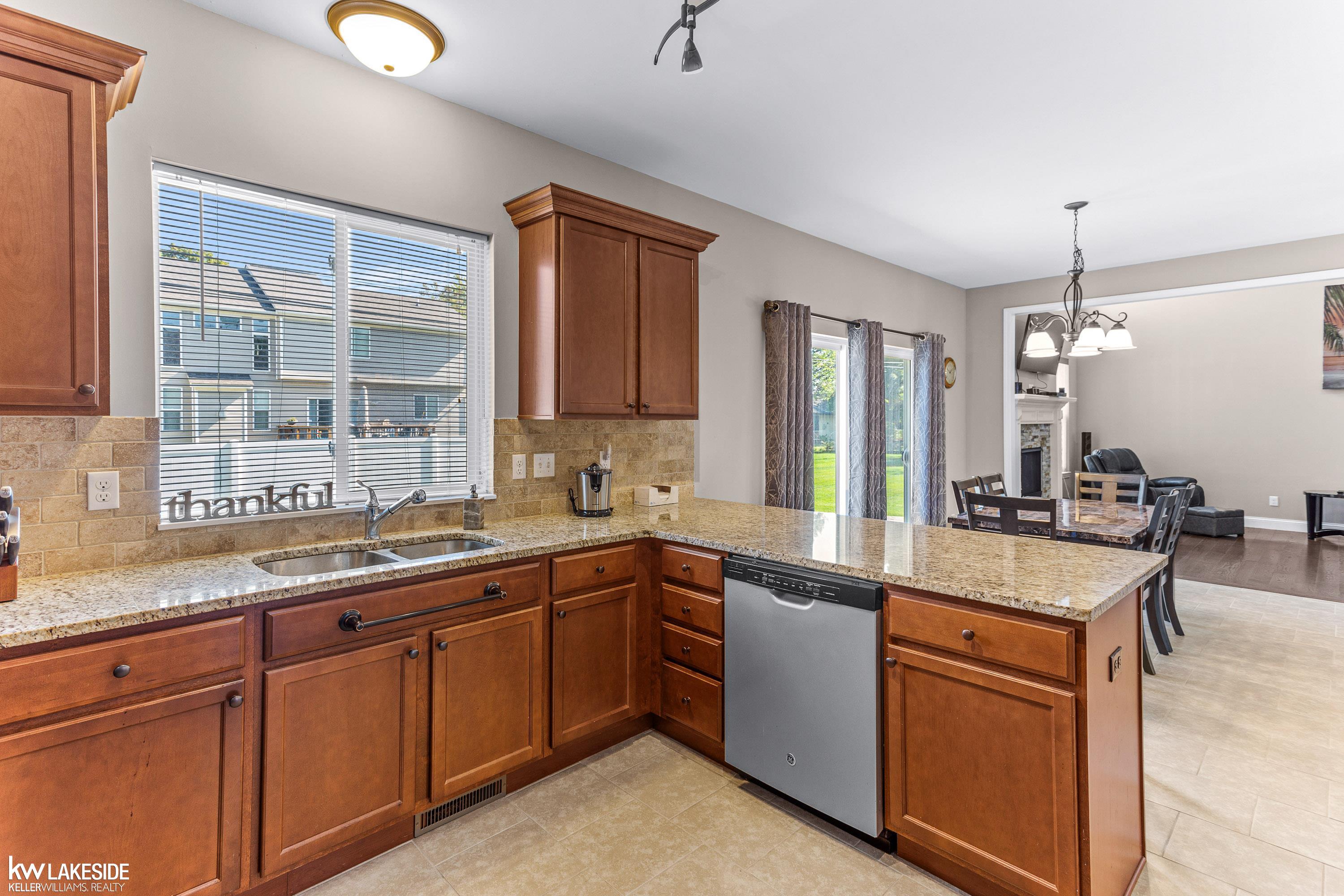 2919 Dearborn Avenue Rochester, MI 48309 - Photo 7 of 40 50124058-6.JPG