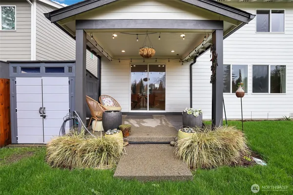 a view of a house with backyard and porch