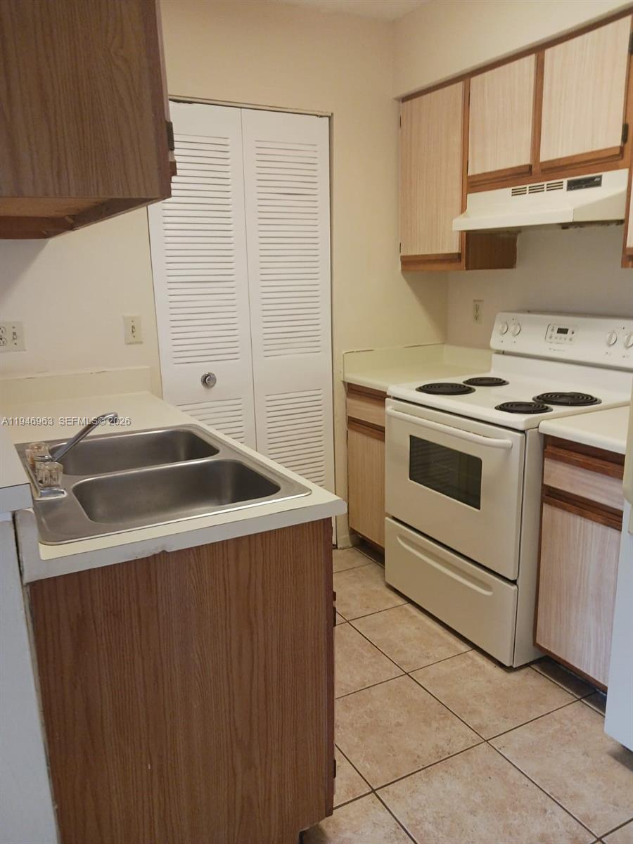 1239 Southwest 46th Avenue, Unit 903 Pompano Beach, FL 33069 - Photo 15 of 16 a utility room with dryer and washer
