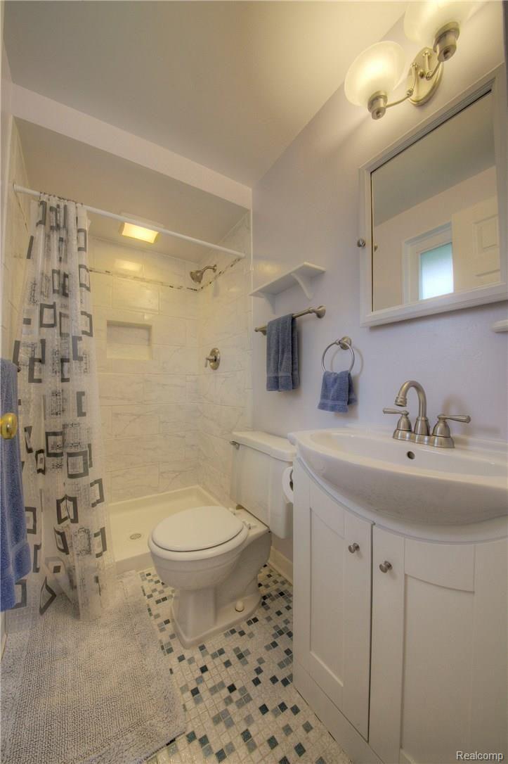 46675 Maidstone Road Canton, MI 48187 - Photo 25 of 41 26 Mbath.jpg