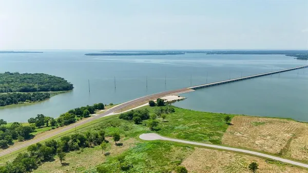 a view of a back yard