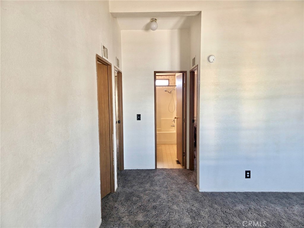 49645 3 Points Road Lancaster, CA 93536 - Photo 13 of 40 an empty room with closet and mirror