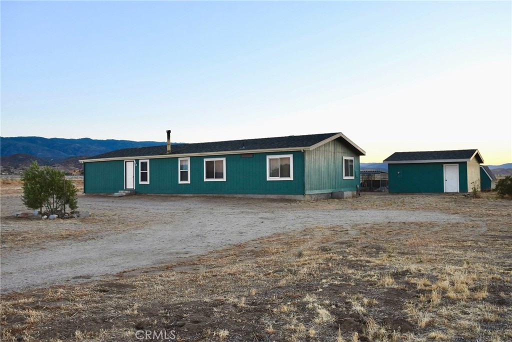 49645 3 Points Road Lancaster, CA 93536 - Photo 5 of 40 a front view of house with yard and trees in the background