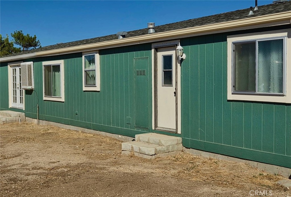49645 3 Points Road Lancaster, CA 93536 - Photo 8 of 40 a view of a house with a backyard