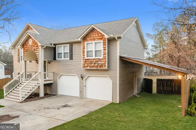 a view of a back yard of the house