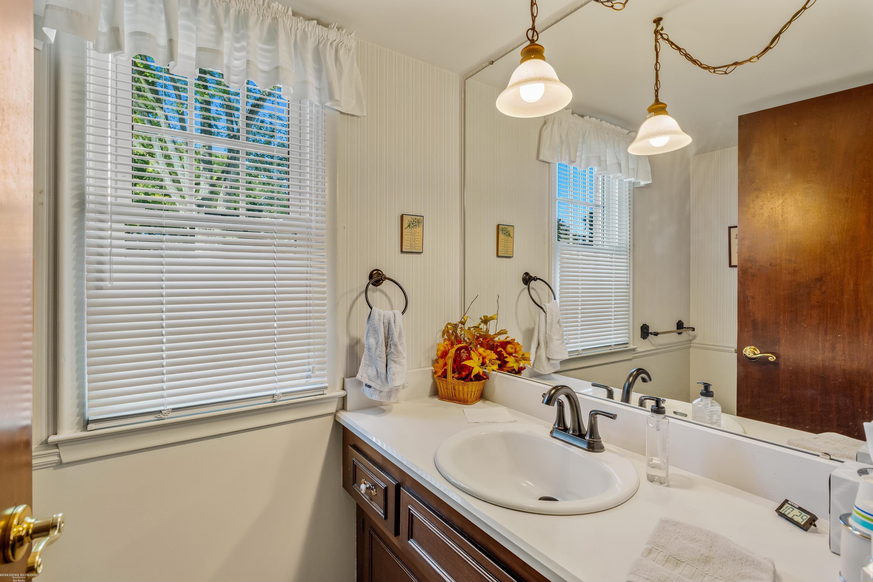 681 Lake Forest Road Rochester, MI 48309 - Photo 19 of 41 50156139-99e7d869-752d-486b-9046-fbb195cf7409.JPG