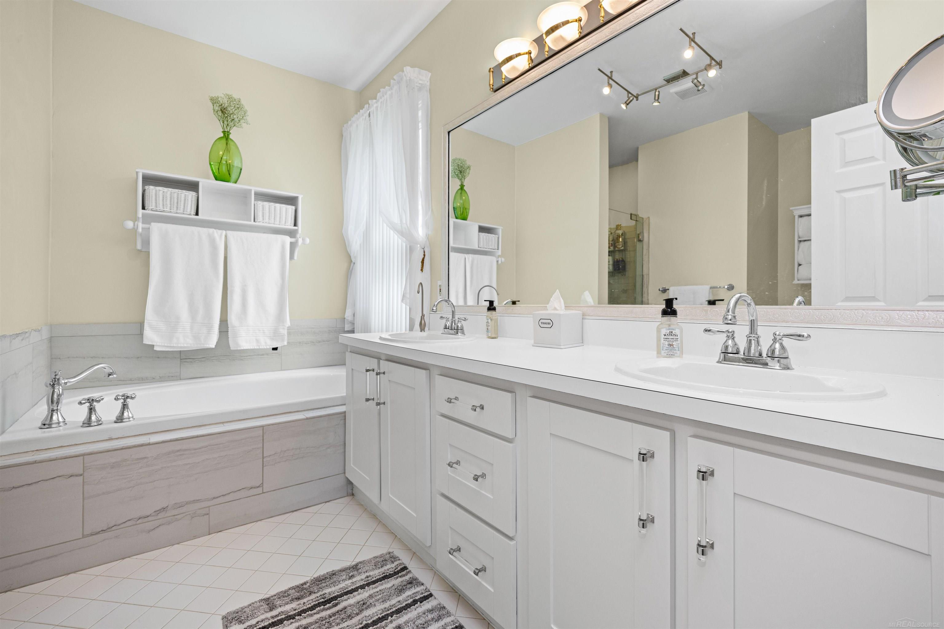 4247 Bold Meadows Rochester, MI 48306 - Photo 42 of 76 Gallery Image 42