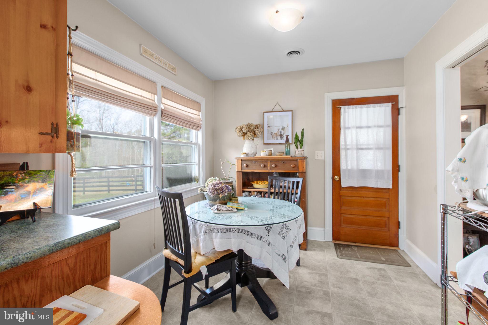10122 Elys Ford Road Fredericksburg, VA 22407 - Photo 35 of 89 Breakfast nook in kitchen