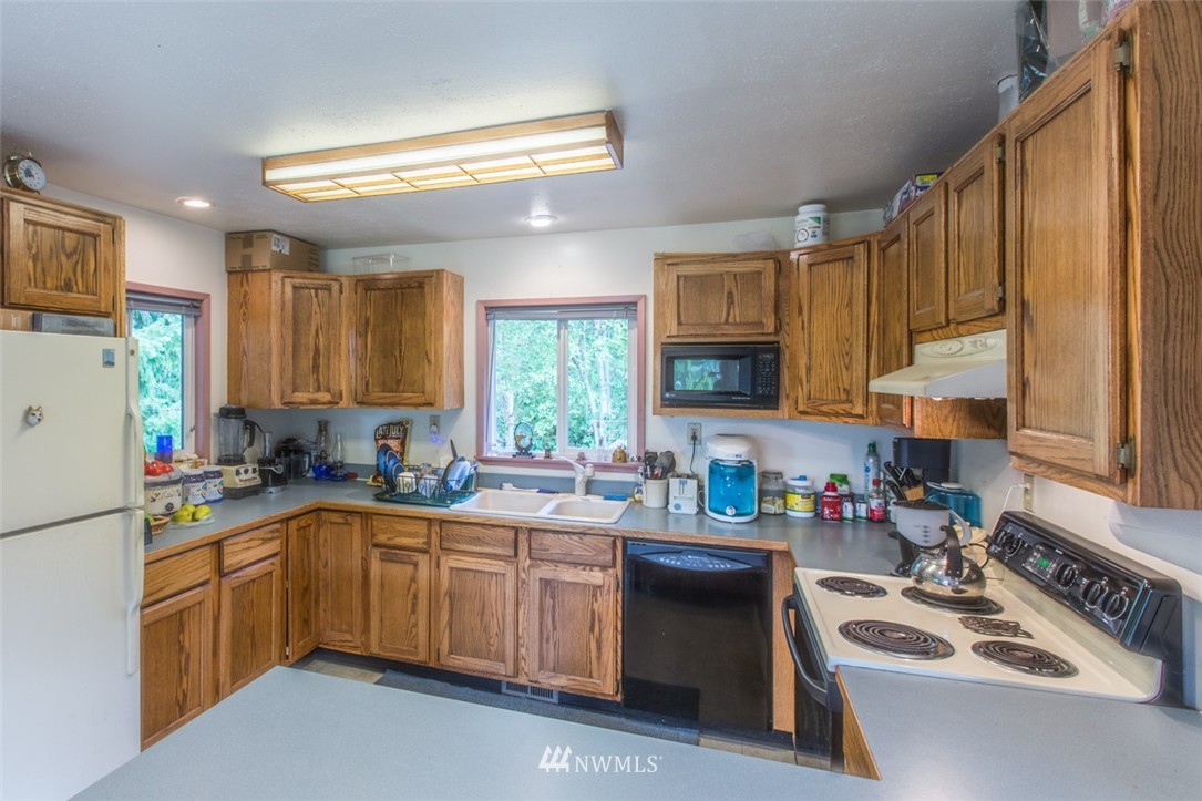 17304 Mulqueen Road Southeast Rainier, WA 98576 - Photo 8 of 19 Gallery Image 8