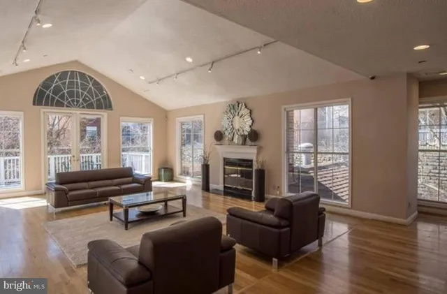 $1,850 | 1524 Lincoln Way, Unit 127, McLean, VA 22102