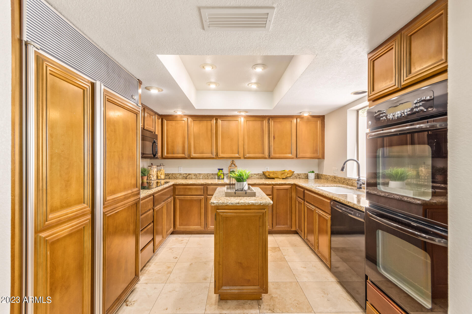 5443 North 25th Street Phoenix, AZ 85016 - Photo 7 of 25 Kitchen with island